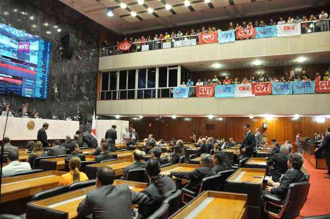 Servidores e sindicalistas lotaram as galerias da Assembleia Legislativa na manh desta quinta-feira(foto: Guilherme Bergamini/ALMG)
