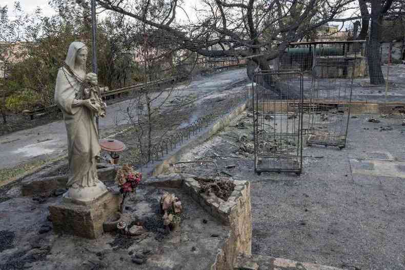 Esttua da Virgem Maria no posto de gasolina incendiado na cidade de Oliveri