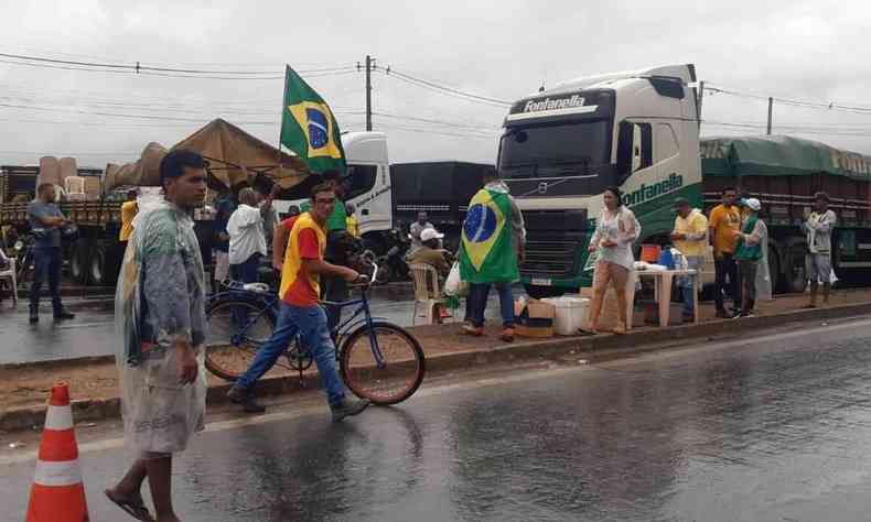 foto mostra caminhoneiro recebendo lanche