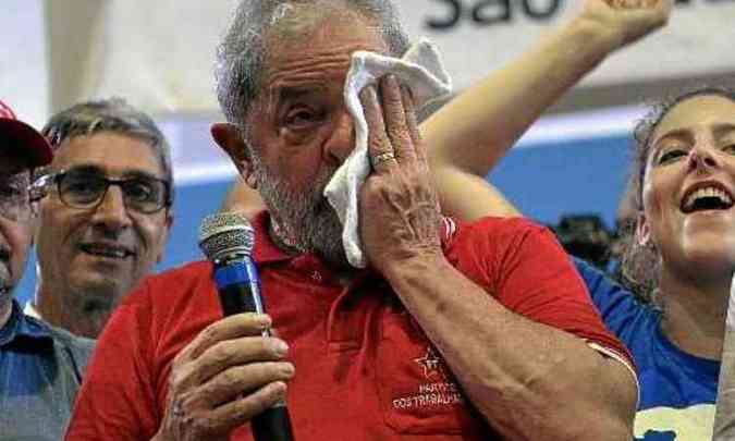 Segundo advogados de Lula, pedido de priso preventiva no tem embasamento jurdico e pretende calar o ex-presidente(foto: Nelson Almeida/AFP)