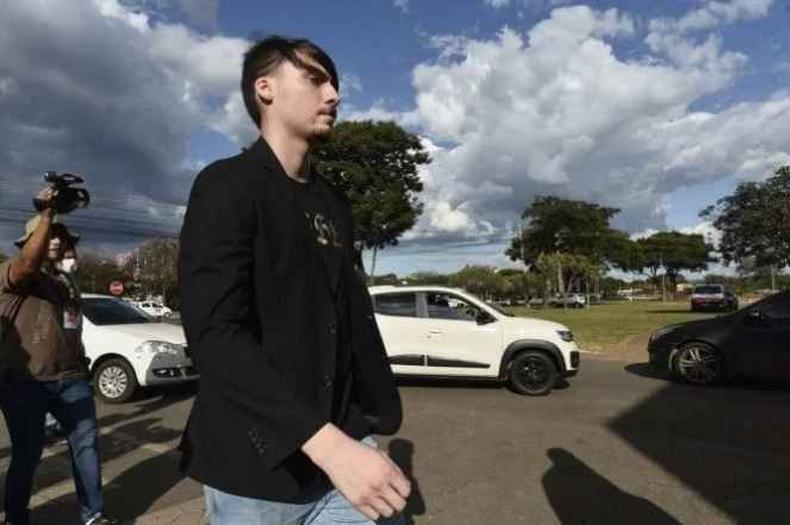 Jair Renan chegando  PF para prestar depoimento