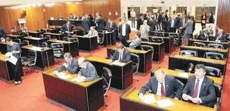 Com a vota��o da Lei de Diretrizes Or�ament�rias para 2014, os deputados entraram de f�rias (foto: Ricardo Barbosa/ALMG)