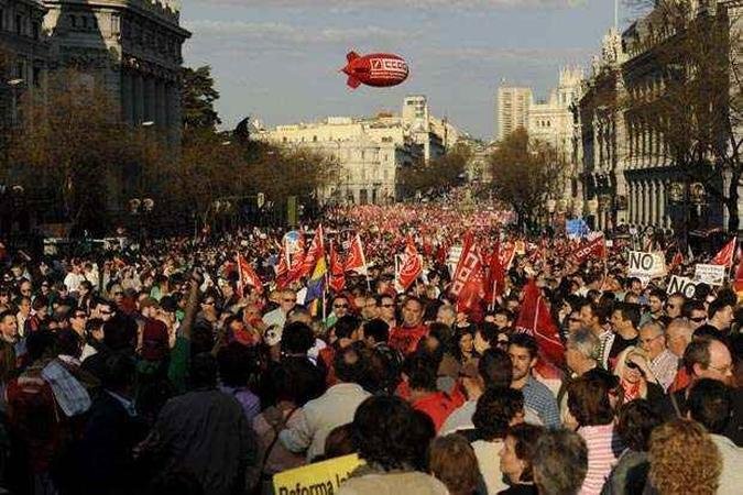 Sindicatos e grupos pol�ticos se uniram para o protesto contra a medidas de austeridade propostas pelo governo (foto: Dani Pozo / AFP)
