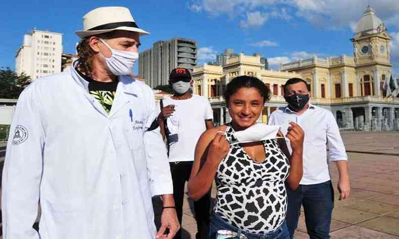Durante trajeto, enfermeiros distriburam mscaras a moradores de rua(foto: Gladyston Rodrigues/EM/D.A Press)