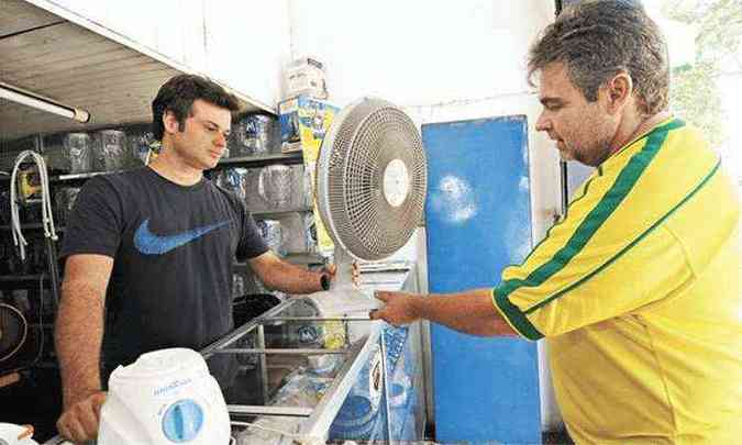 Alessandro Carneiro atribui aos custos aumentos da ordem de 125% nos preos de consertos pedidos por clientes como Alex Pereira(foto: Beto Novaes/EM/D.A Press)