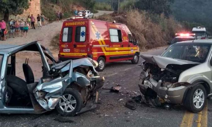 Os dois veículos bateram de frente no km 537 (foto: Corpo de Bombeiros/Divulgação) Os dois veículos bateram de frente no km 537 (foto: Corpo de Bombeiros/Divulgação)