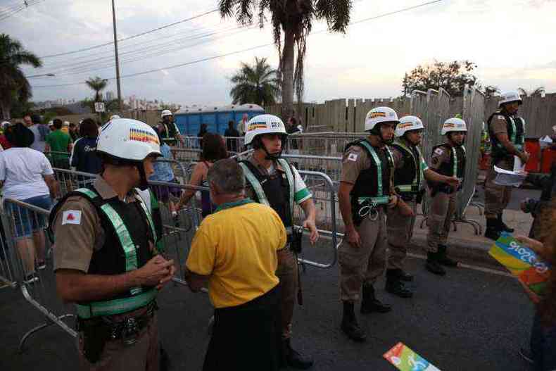 Os torcedores sero barrados se portarem os materiais restritos(foto: Leandro Couri/EM/D.A Press)