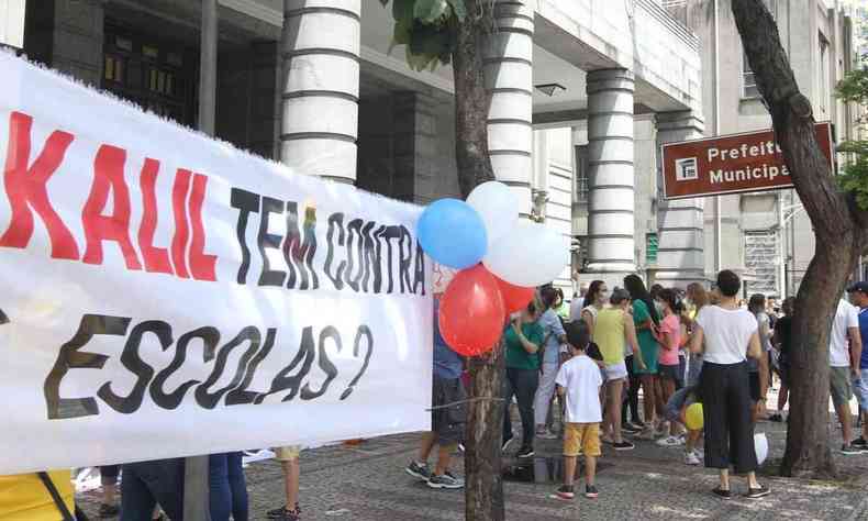 Pais protestam contra adiamento da volta s aulas presenciais em Belo Horizonte