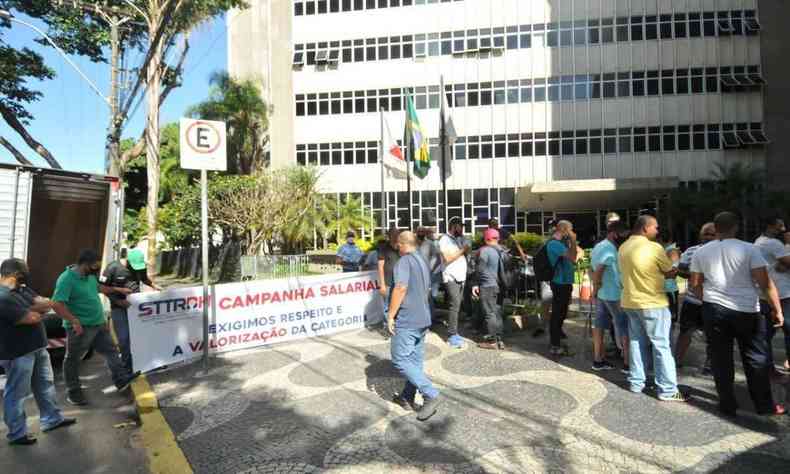 Greve dos motoristas de transporte publico. Na foto, motoristas mobilizados em frente ao Tribunal Regional do Trabalho, na avenida Getulio Vargas, bairro Funcionrios.