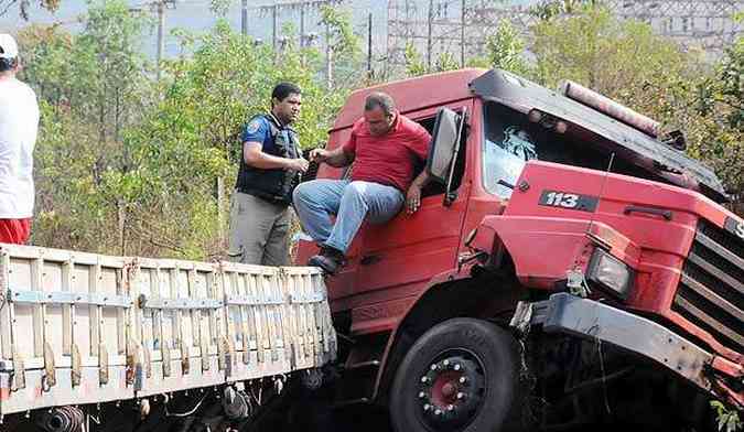 Motorista teve que ser retirado pela janela do caminho(foto: Euler Jnior/EM/D.A.Press)