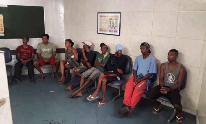 Doze homens e uma mulher foram presos em flagrante. Todos têm passagem pela polícia(foto: Divulgação Polícia Militar) Doze homens e uma mulher foram presos em flagrante. Todos têm passagem pela polícia(foto: Divulgação Polícia Militar)