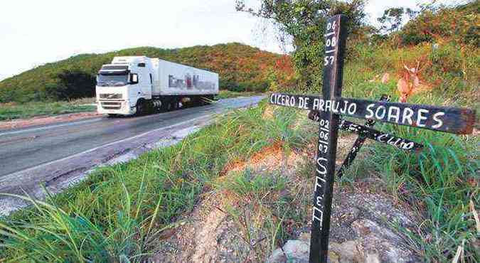 Estreito e sem acostamento, trecho da 251 entre Montes Claros e a BR-116 (rodovia rio-bahia) tem alto ndice de acidentes e mortes, segundo a prf(foto: SOLON QUEIROZ/ESP. EM/ 4/4/2013)