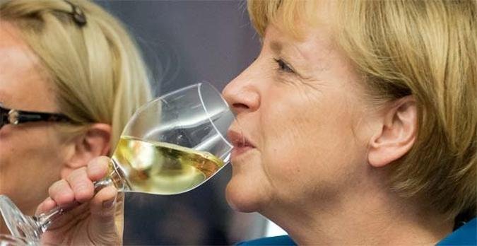 Merkel bebe vinho com correligion�rios e apoiadores para comemorar a vit�ria nas elei��es (foto: AFP PHOTO / DPA / MARCUS BRANDT)