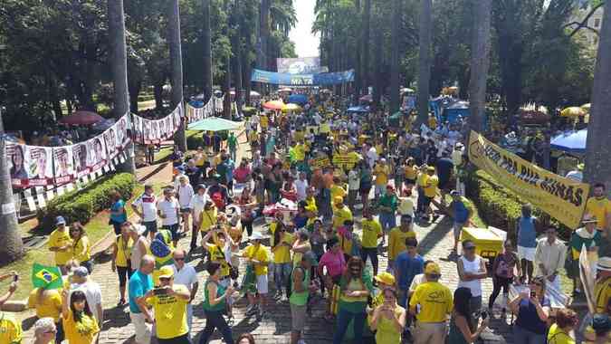 Vestidos de verde e amarelo, manifestantes esto reunidos na Praa da Liberdade para lutar contra a corrupo