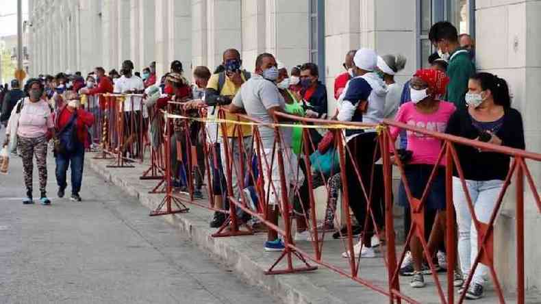 Os cubanos muitas vezes enfrentam longas filas para comprar comida(foto: EPA)