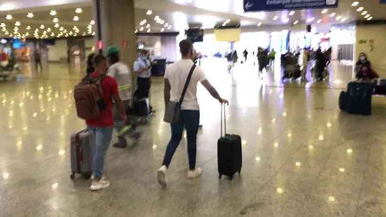 As pessoas s podero ficar sem a mscara quando estiverem fazendo hidratao ou alimentando crianas de idade inferior a 12 anos, idosos ou viajantes que necessitem de dieta especial por recomendao mdica(foto: Lucas Bretas/EM/D.A Press)