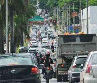 Trnsito congestionado em sequncia de sinais vermelhos na Avenida Antnio Carlos (foto: Jair Amaral/EM/D.A PRESS)