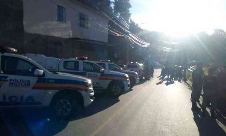 Grande aparato da PM foi disponibilizado para acompanhar a sada dos ocupantes(foto: Polcia Militar/Divulgao)