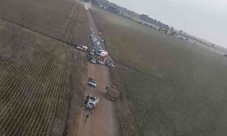 Policiais cercam um caminho que est com pelo menos oito criminosos e dois refns(foto: Divulgao/ Polcia Militar)