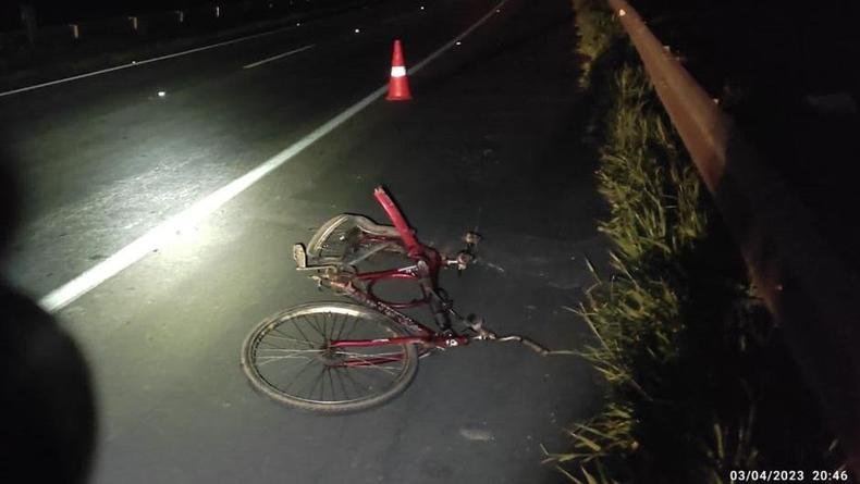 Ciclista foi atropelado em Pouso Alegre(foto: Polícia Rodoviária Federal) Ciclista foi atropelado em Pouso Alegre