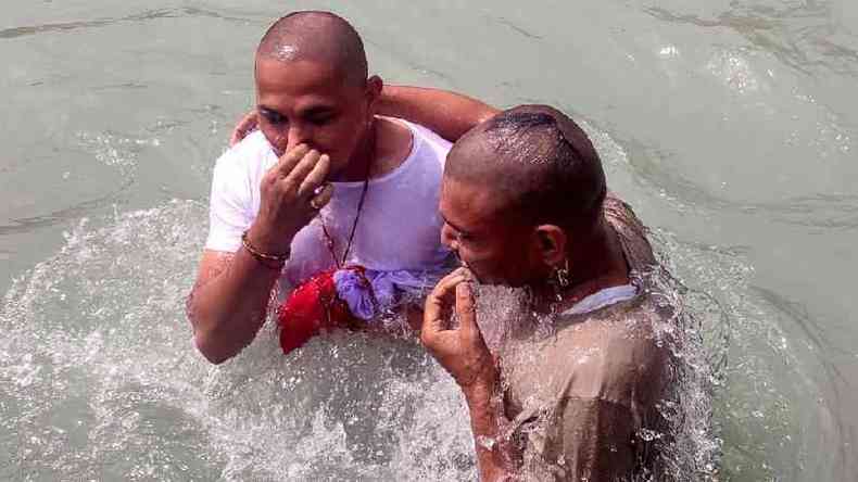 Ritual religioso envolve banho no rio Ganges(foto: Getty Images)