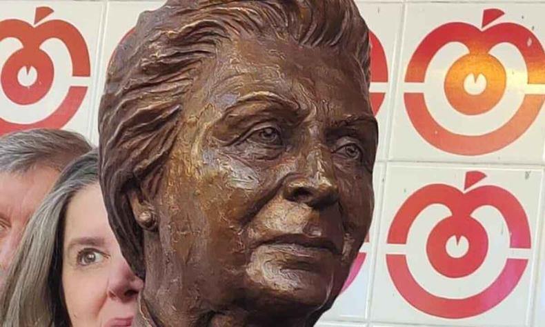 Esttua em homenagem a chef mineira Dona Lucinha