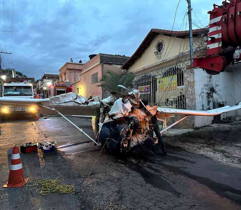 Destroos do avio no meio da rua 