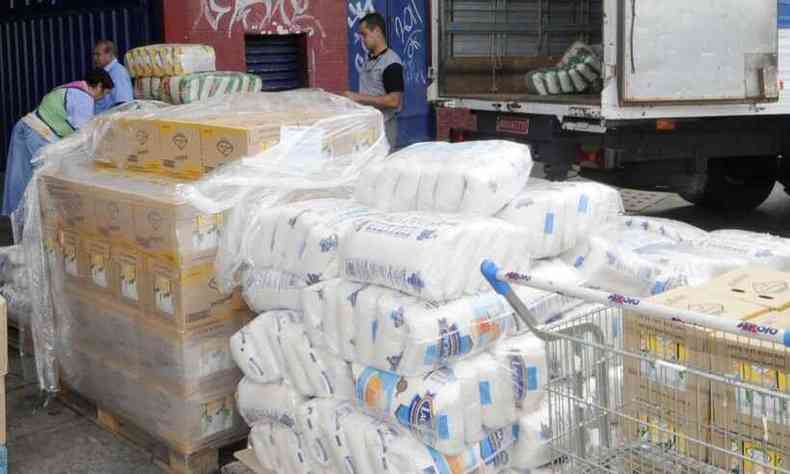 Desde maio de 2020 a PBH disponibiliza cestas bsicas para famlias mais afetadas pela pandemia do coronavrus(foto: Jair Amaral/EM/D.A Press)