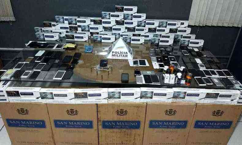 Aparelhos de celular roubados e cigarros contrabandeados foram apreendidos (foto: PMMG/Divulgao)