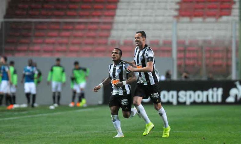 Otero abriu a virada atleticana, que teve torcida dividida e espaços em claro nas arquibancadas do Independência(foto: ALEXANDRE GUZANSHE/EM/D.A PRES) Otero abriu a virada atleticana, que teve torcida dividida e espaços em claro nas arquibancadas do Independência(foto: ALEXANDRE GUZANSHE/EM/D.A PRES)