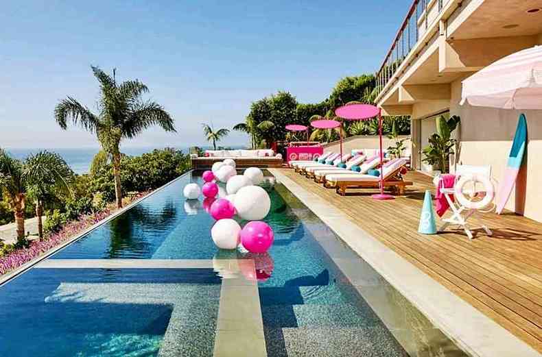 Piscina com borda infinita te frente para o Mar da Califrnia(foto: Airbnb/Divulgao)