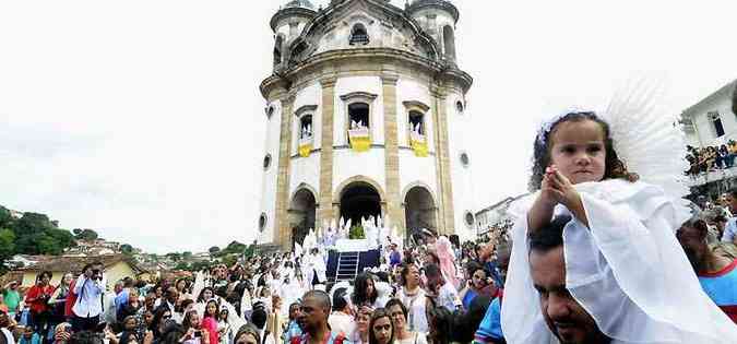 Igreja de Nossa Senhora do Rosrio recebeu os fiis que saram em procisso da Igreja de So Francisco de Assis, onde foi celebrada a missa(foto: Jair Amaral/EM/D.A Press)