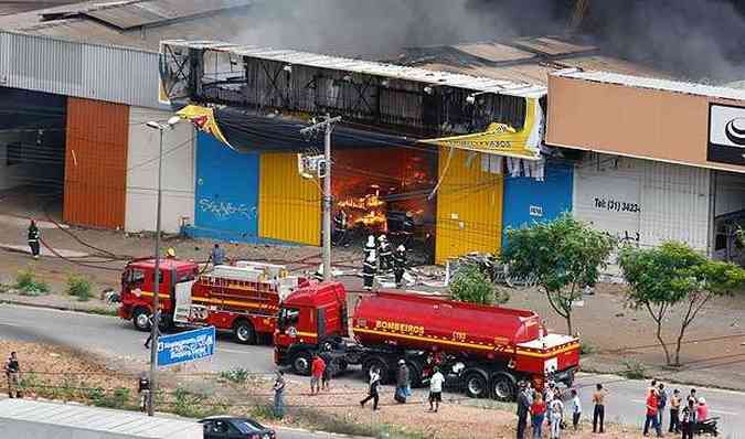 As chamas se alastraram rapidamente pelo galpo e todo o material exposto foi destrudo(foto: Daniel Silva)