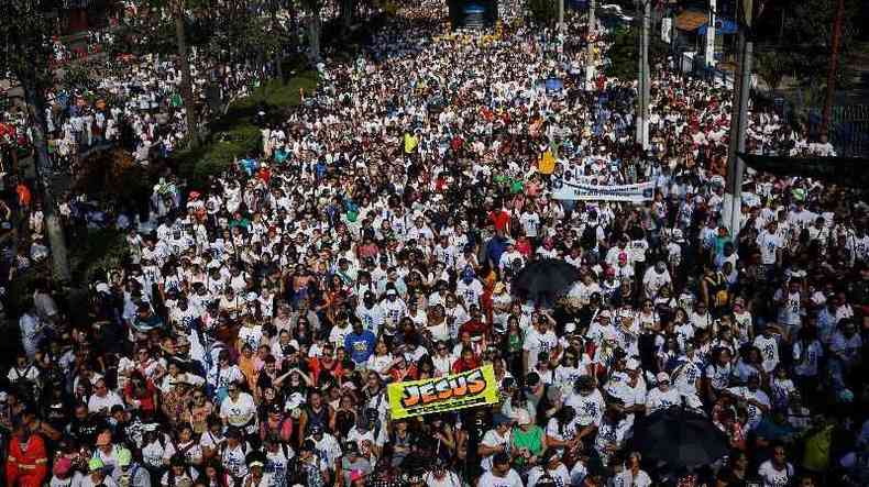 Multido caminhando na Marcha para Jesus