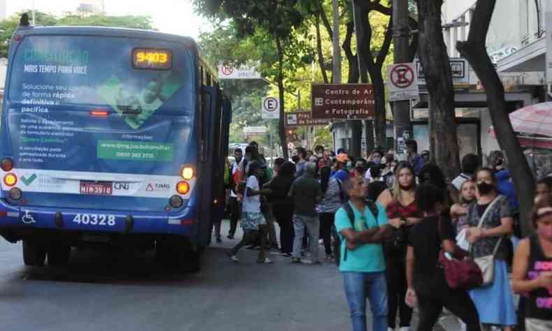 Passageiros esperam por nibus em ponto do Centro de Belo Horizonte
