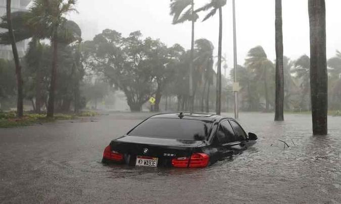 Carro fica quase submerso após inundação em Miami (foto: AFP) Carro fica quase submerso após inundação em Miami (foto: AFP)