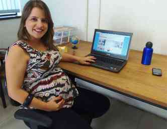 (foto: Grvida de 8 meses, Mariana Seijas, de 29 anos, tem rede como fonte confivel para consultas)