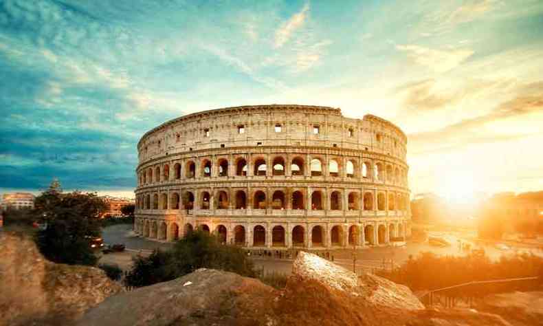 Pelo segundo ano consecutivo, o Coliseu de Roma foi eleito o monumento mais popular do planeta pelo TripAdvisor. A capital italiana ser um dos destinos mais visitados em 2020(foto: willian West/Unsplash)