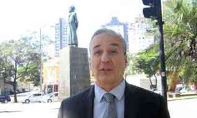 Henrique Augusto Mouro diante do monumento que homenageia o heri da Inconfidncia, em BH