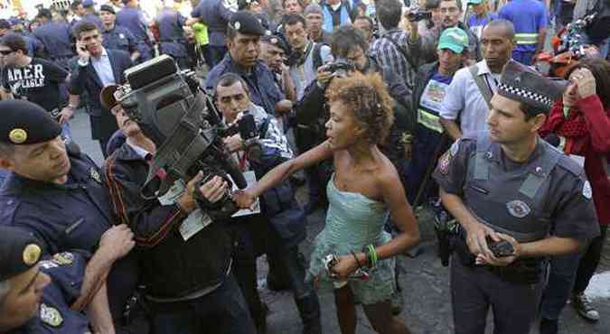 Viciados da regio ficaram irritados com tumulto e uma ataca cinegrafista(foto: REUTERS/Nacho Doce )