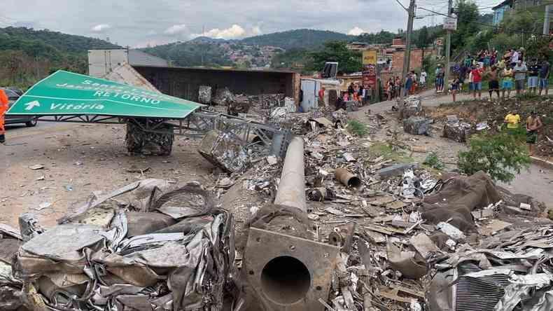 Carreta que carregava sucata tomba na BR-381 em Sabar