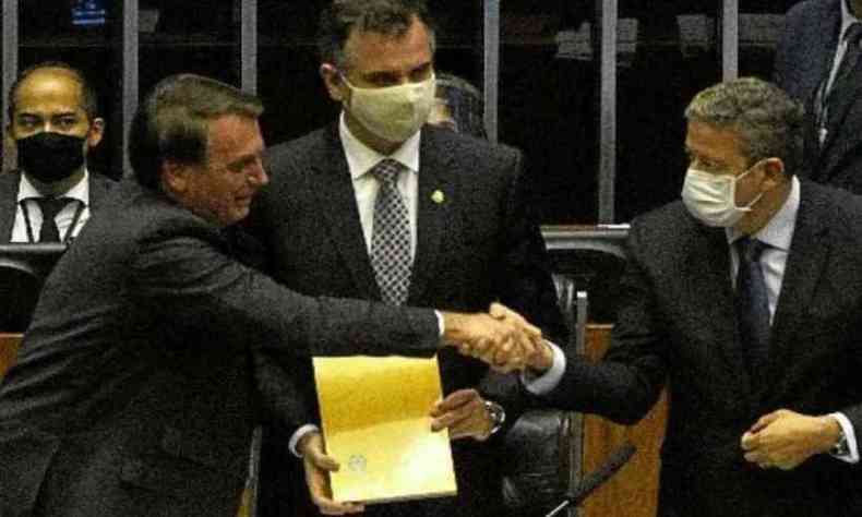 O presidente Jair Bolsonaro cumprimenta o presidente da Cmara, Arthur Lira(foto: Ed Alves/CB/D. A Press)