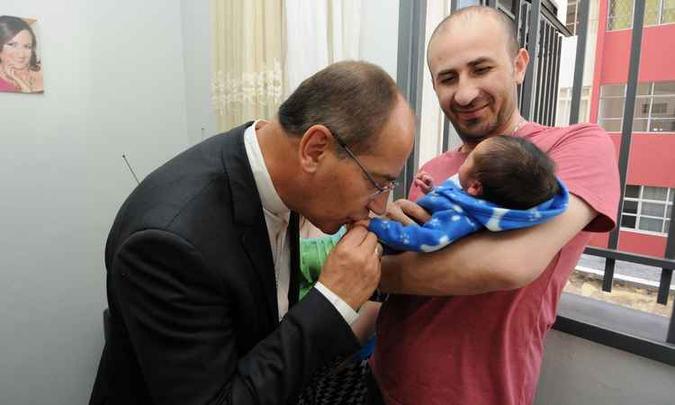 Arcebispo conheceu e abençoou o pequeno Abboud(foto: Gladyston Rodrigues/EM/D.A.Press) Arcebispo conheceu e abençoou o pequeno Abboud(foto: Gladyston Rodrigues/EM/D.A.Press)