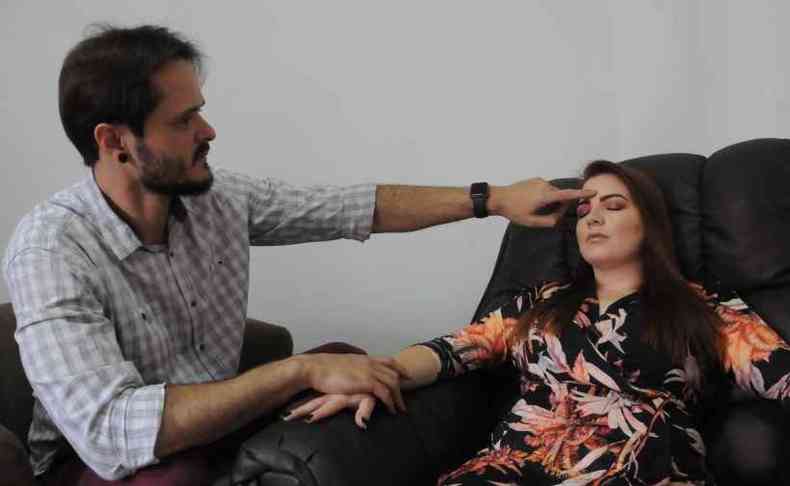 Paciente do hipnoterapeuta Thiago de Paula, vice-presidente da Associao Mineira de Hipnose, Silvia Calegaro, que sofria com a fibromialgia, diz que hoje at sua aura est mudada
