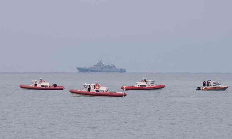 Navios de salavamento da Rssia patrulham a costa do Mar Negro de Sochi  procura de detritos do avio militar russo que caiu no domingo (foto: AFP / Yekaterina SHTUKINA )