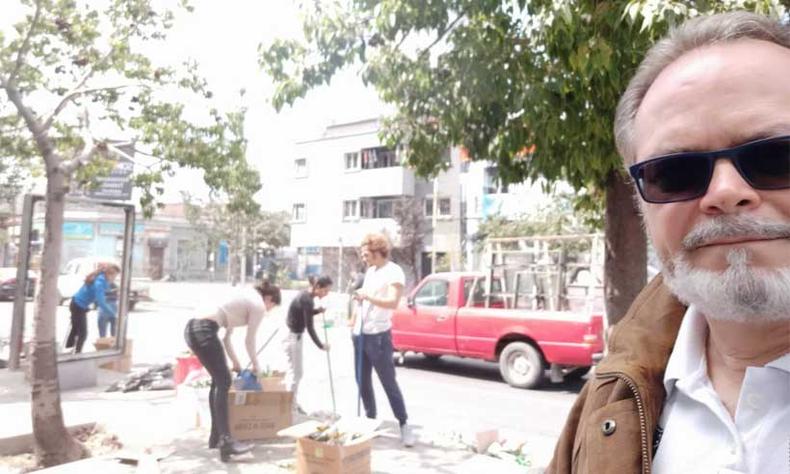 Rogério Vilela mostra os moradores limpando as ruas de Santiago após rastro de destruição(foto: Rogério Vilela Gonzaga/Divulgação) Rogério Vilela mostra os moradores limpando as ruas de Santiago após rastro de destruição(foto: Rogério Vilela Gonzaga/Divulgação)