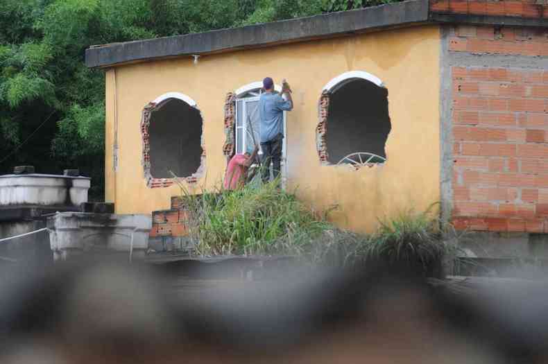 Moradores começam a tirar o que podem das casas, até janelas, para não perder tudo durante a demolição