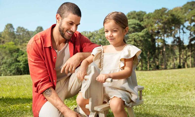  A Hering criou coleo 'Sintonia Perfeita' estrelada por Chay Suede e seus filhos, Maria, de 3 anos e Jos, de 2 anos