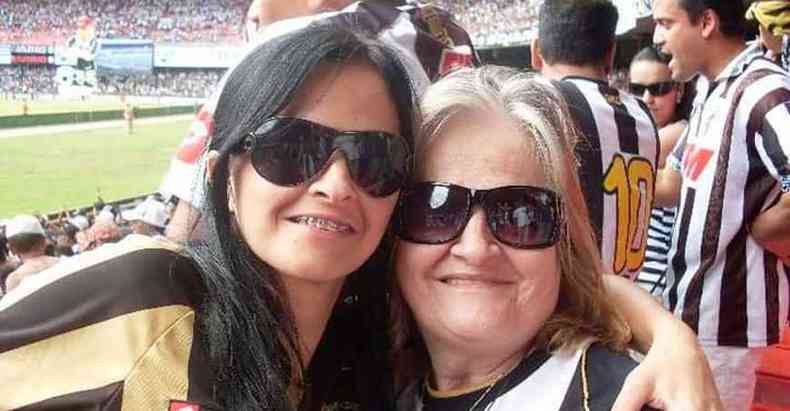 Renata perdeu a mãe, Angela, em 2013. Até o último momento, acompanhou o Atlético ao lado dela (foto: Arquivo pessoal)