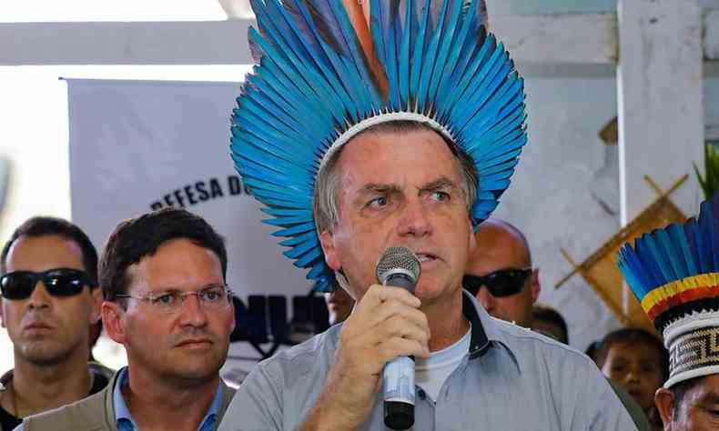 Jair Bolsonaro com um cocar indgena 